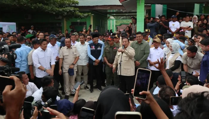 Presiden Prabowo Tinjau Pengungsian Banjir di Langkat, Pastikan Kebutuhan Warga Terpenuhi
