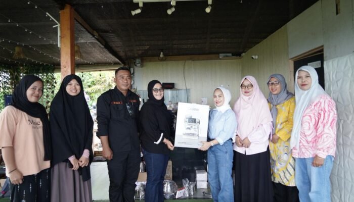 Perkuat Ekonomi Kerakyatan, Walikota Palopo Salurkan Bantuan Usaha ke Pelaku UMKM