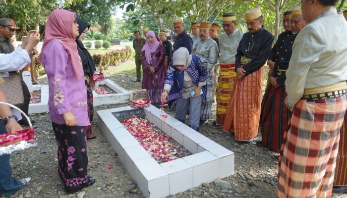 Kenang Jasa Pahlawan, Pemkab Luwu Tabur Bunga di Makam Opu Dg. Risaju