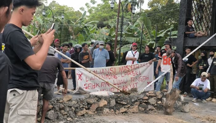 Jalan Trans Sulawesi Dicor Massa Aksi, Desak Pemekaran Luwu Raya