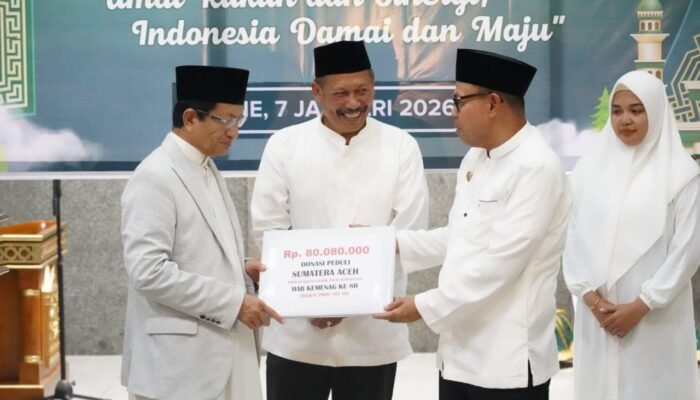 Menag Terima Donasi Rp80 Juta untuk Korban Bencana Sumatra di Masjid Agung Bone