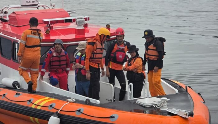Nelayan Diduga Terjatuh di Perairan New Port Pelindo, Basarnas Makassar Lakukan Pencarian