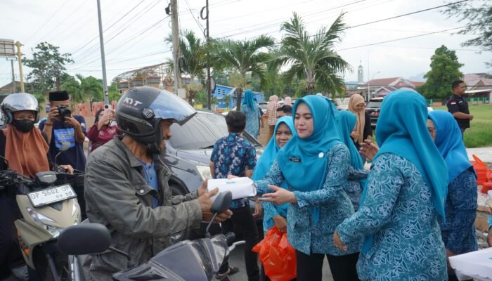 TP PKK dan Dharma Wanita Luwu Gelar Aksi Berbagi
