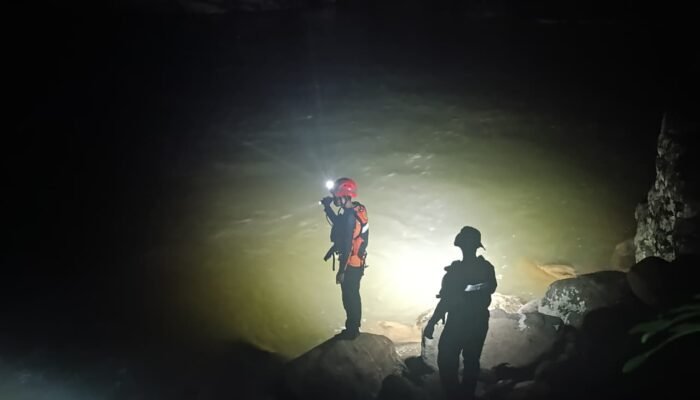 Dua Wisatawan Hilang Terseret Arus Air Bah di Sungai Kalimborang Maros