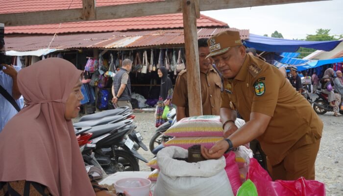 Sidak Pasar Jelang Lebaran, Bupati Luwu Temukan Sejumlah Komoditas Naik