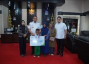 Bupati Luwu Serahkan Santunan, Dua Anak Almarhum Dapat Beasiswa Pendidikan