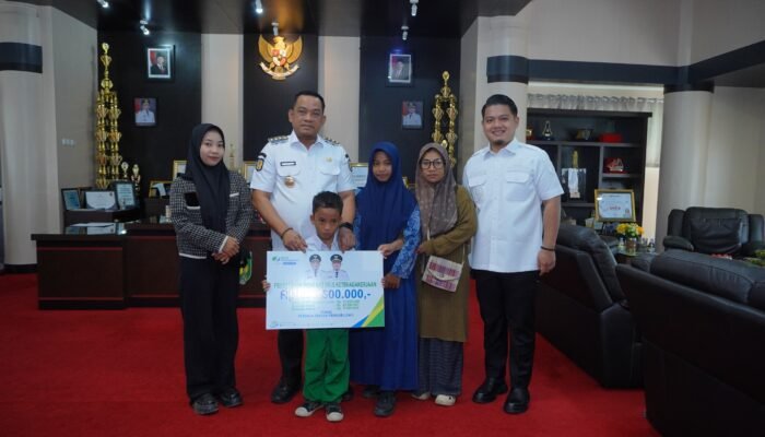 Bupati Luwu Serahkan Santunan, Dua Anak Almarhum Dapat Beasiswa Pendidikan