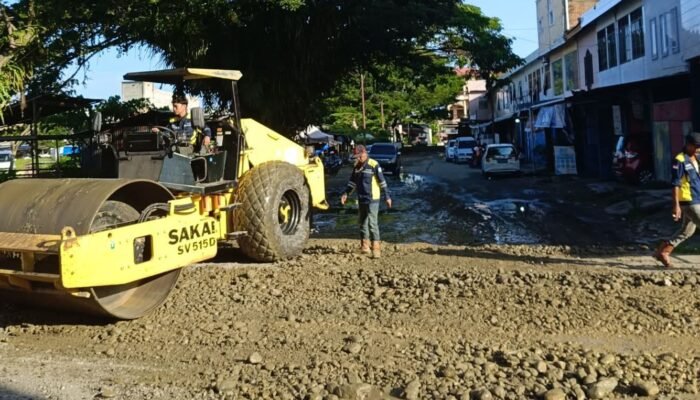 Pemkab Luwu Mulai Perbaiki Jalan Rusak di Pasar Lama Belopa