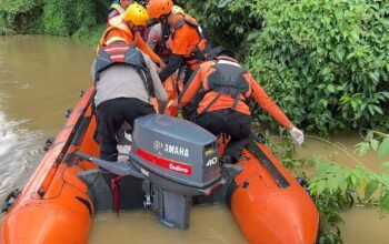 Tragis di Sungai Walanae, Dua Bocah Terseret Arus Saat Berenang