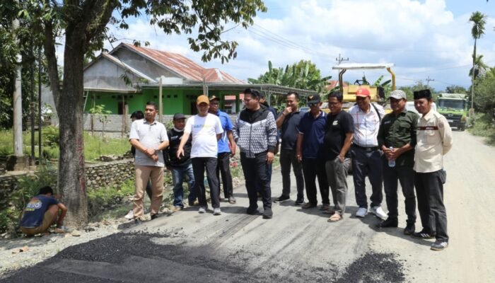 Dhevy Bijak Pastikan Pembangunan Jalan Poros Berjalan Sesuai Target