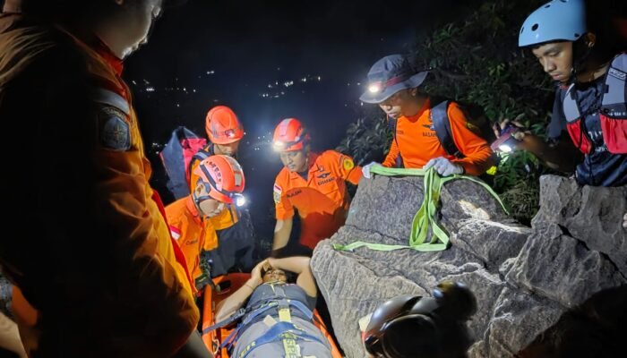 Dramatis! Pendaki Alami Patah Kaki di Gunung Bulu Saukang, Dievakuasi Selama Berjam-jam