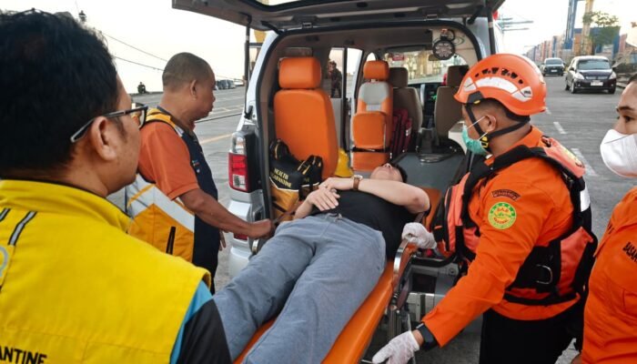 Basarnas Makassar Evakuasi ABK Asal Vietnam yang Sakit di Tengah Laut