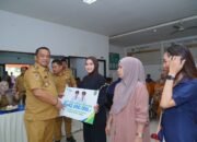 Bupati Luwu Serahkan Santunan kepada Keluarga Penerima Manfaat di Bua