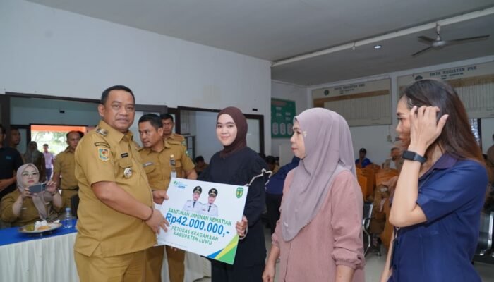 Bupati Luwu Serahkan Santunan kepada Keluarga Penerima Manfaat di Bua