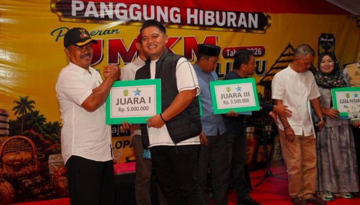 Wakil Bupati Luwu Serahkan Hadiah Lomba Literasi, Tekankan Penilaian Objektif