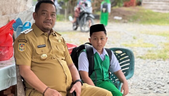 Bupati Luwu Antar Putranya ke Sekolah, Jadi Teladan Gerakan Ayah Mengantar Anak
