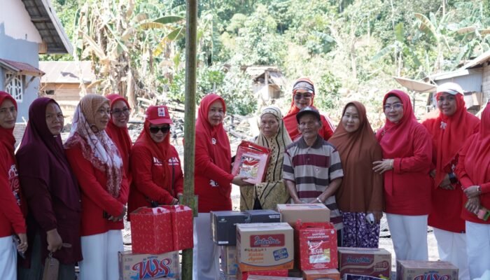 TP PKK dan DWP Luwu Salurkan Bantuan untuk Korban Kebakaran