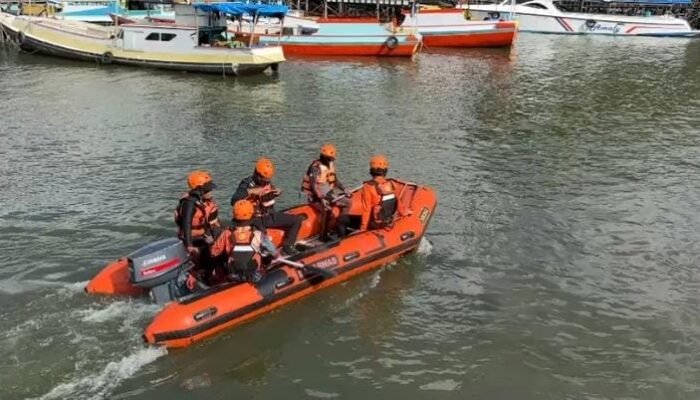 Warga 21 Tahun Diduga Jatuh ke Laut, Tim SAR Sisir Perairan Sinjai