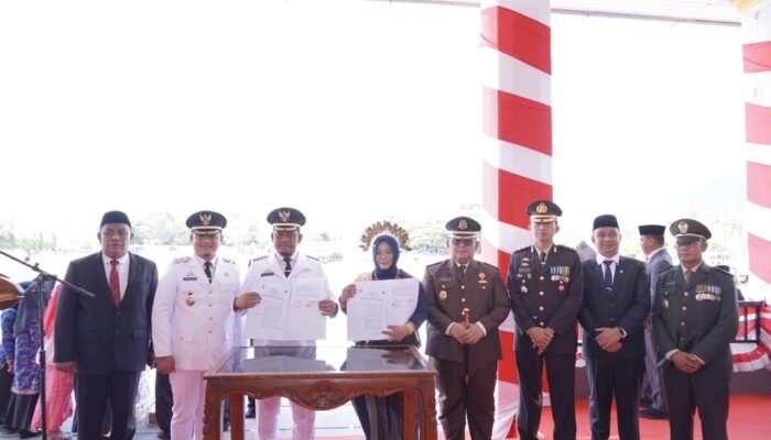 HUT ke-81 RI, Pemkab Luwu Serahkan Penghargaan dan Bantuan untuk Dukung Pelayanan Publik