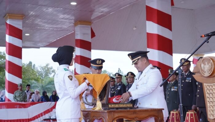 Khidmat, Wakil Bupati Luwu Pimpin Upacara Penurunan Bendera HUT ke-81 RI