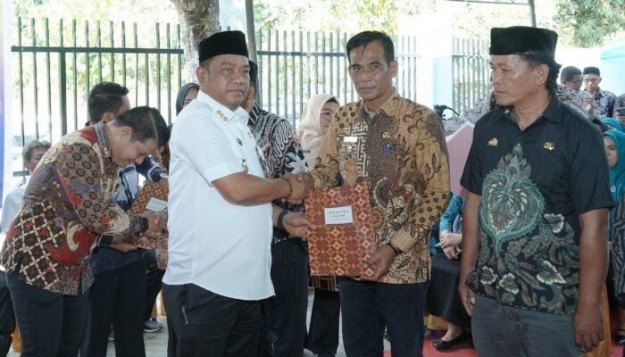 Bupati Luwu Serahkan Perbup Desa Persiapan Paranta dan Labokke