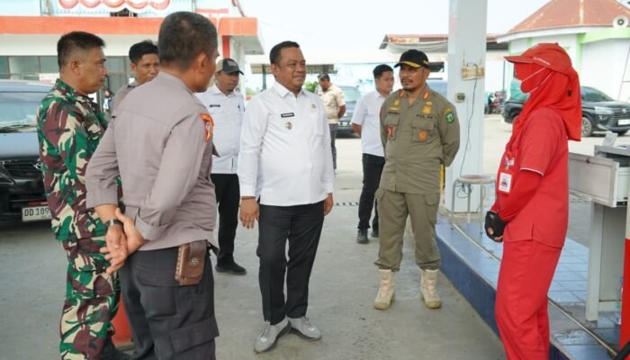 Bupati Luwu Pantau Penerapan Ganjil Genap di SPBU Seppong