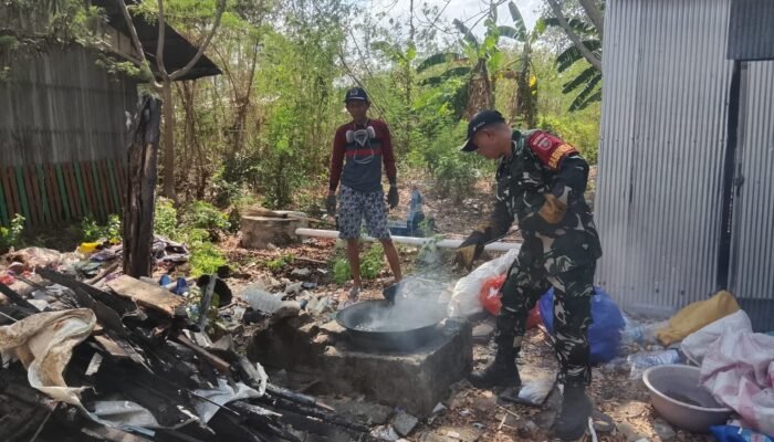 Babinsa Tanasitolo Ajak Warga Ubah Sampah Plastik Jadi Paving Block Bernilai Guna