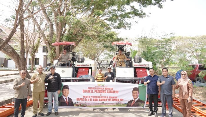 Kementan Serahkan Dua Combine Harvester ke Luwu, Percepat Panen Petani