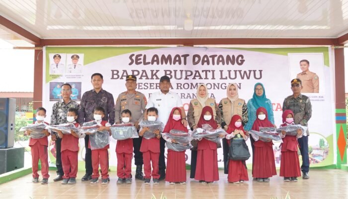 Pemkab Luwu Perkuat Pendidikan, Siswa Terima Seragam, Sepatu dan Tas Gratis