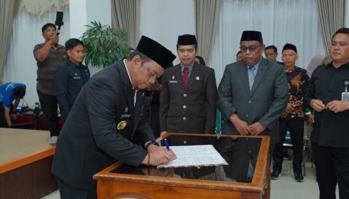 Lantik 33 Pejabat Pemkab Luwu, Patahudding Tegaskan Evaluasi Kinerja ASN